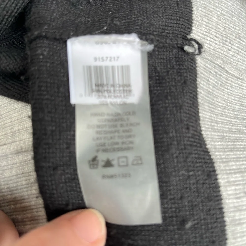 Vince Camuto Mock Neck Knit Sweater in Black/Gray Size Small - Picture 7 of 7